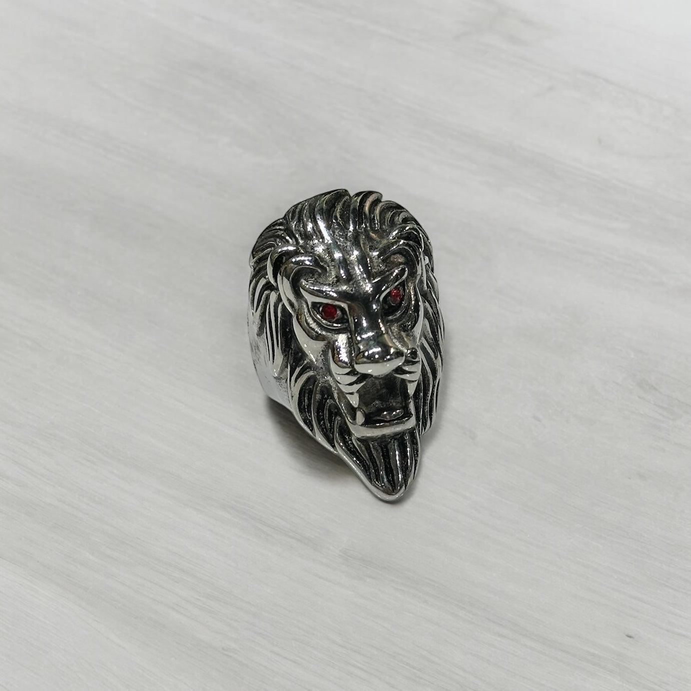 Silver Red Stone Eye Lion XL