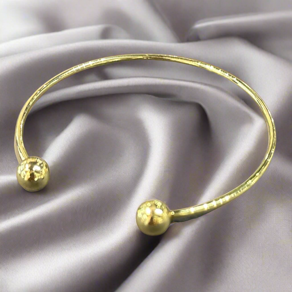 Bracelet: Gold open bangle
